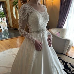 Wedding Dress BRAND NEW/NEVER USED!!